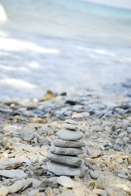 海滩上平衡的石头
