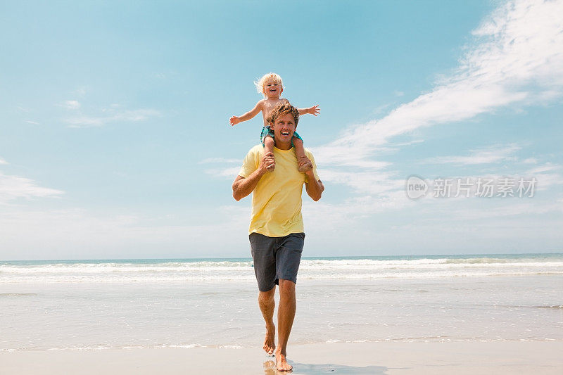 父亲和他的小儿子在海滩上玩