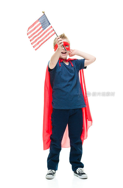 小超级英雄举着美国国旗