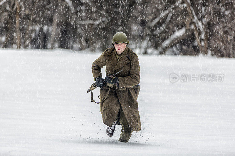 第二次世界大战雪地里的士兵