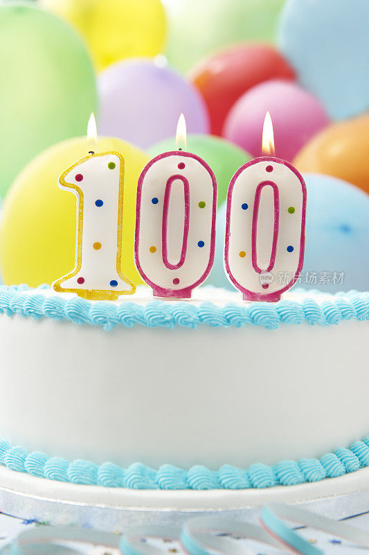 庆祝百岁生日的蛋糕