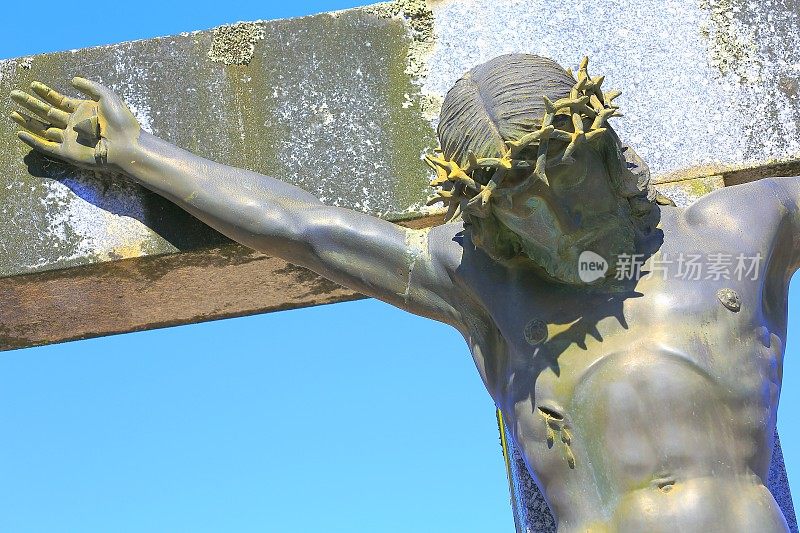 耶稣基督被钉在十字架上，戴着荆棘的冠冕