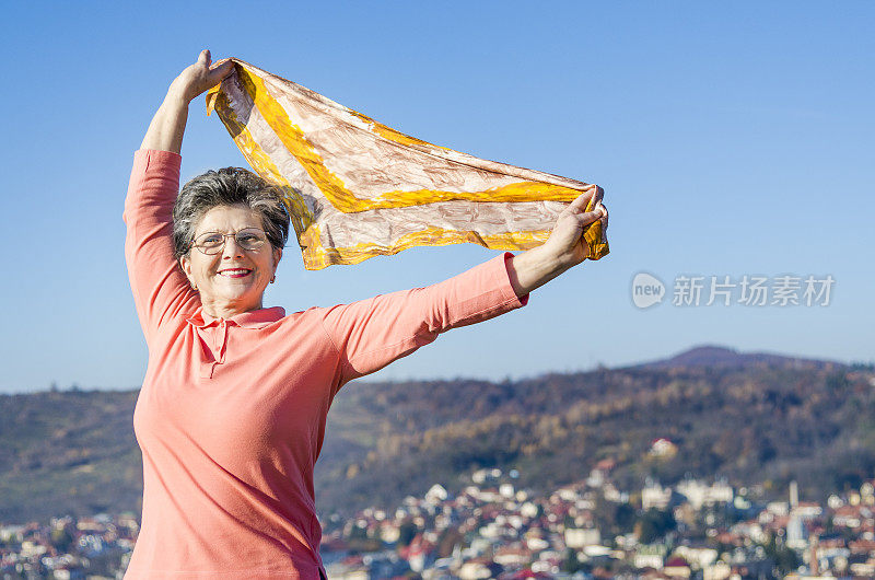 高级女子跳围巾舞