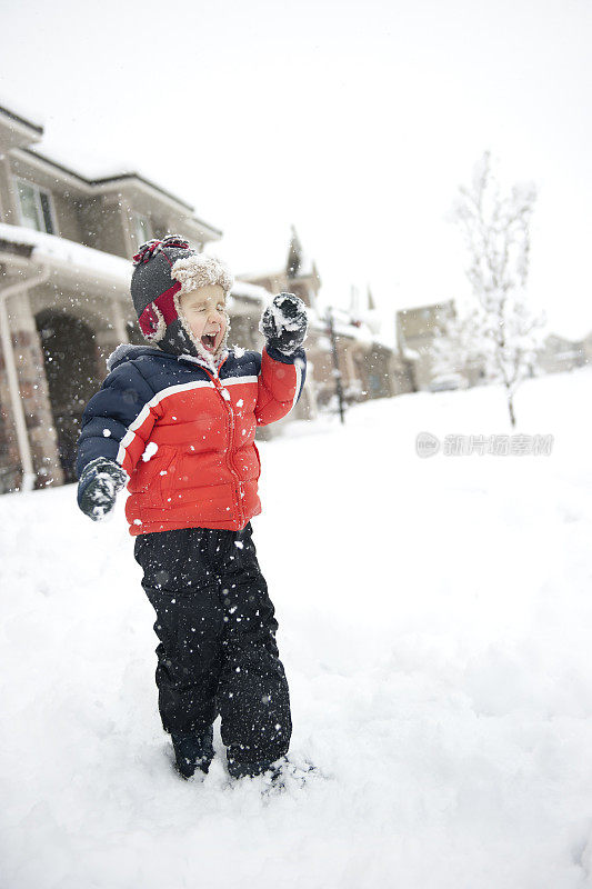 小男孩在打雪仗中哭