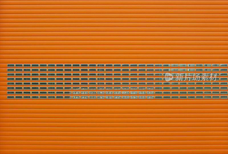 一个橙色车库门卷帘的特写