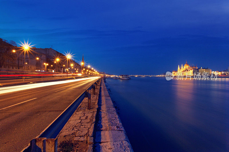 布达佩斯的多瑙河和码头路