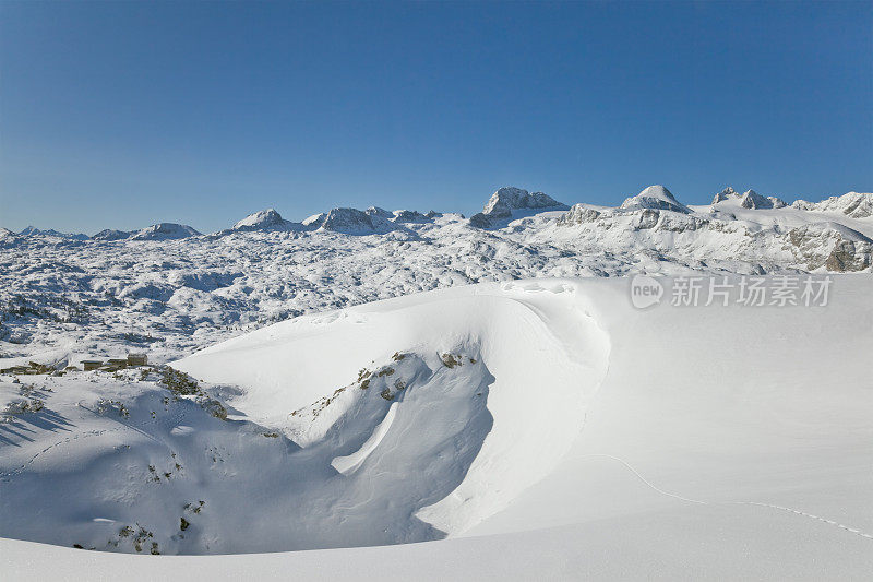 达赫斯坦山脉的雪坑