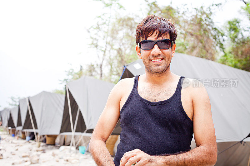 在瑞诗凯诗的一个营地里，一位快乐的亚洲印度男性