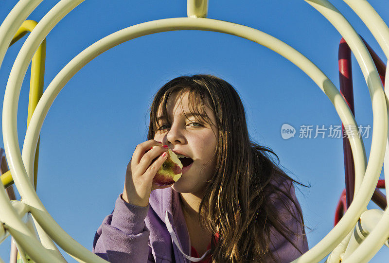 小女孩在吃苹果
