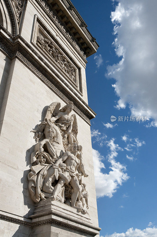 巴黎凯旋门上的雕像。法国