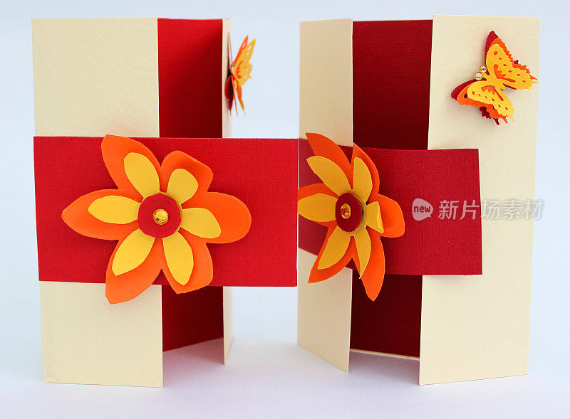 用鲜花和蝴蝶手工制作的贺卡
