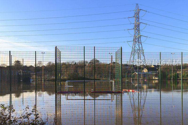 利兹市的足球场被洪水淹没