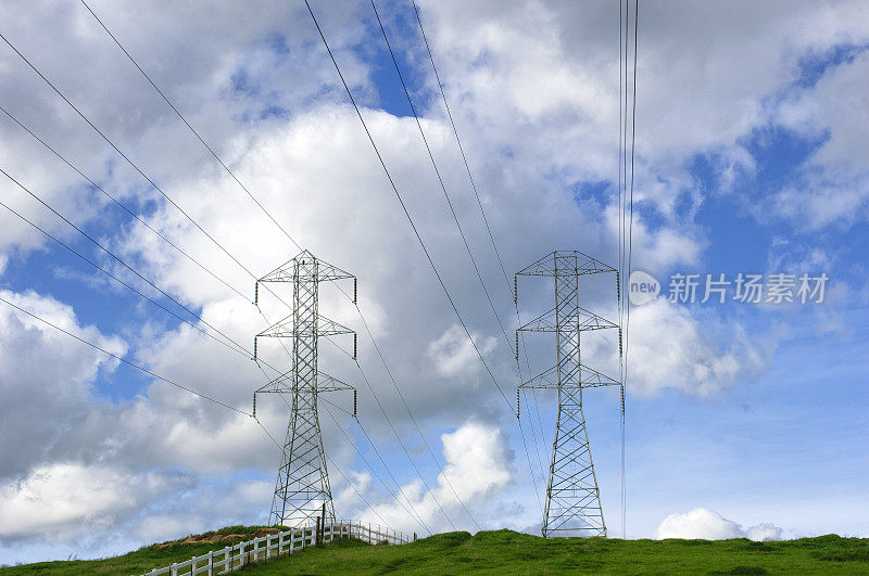 电塔，电线，云和白栅栏