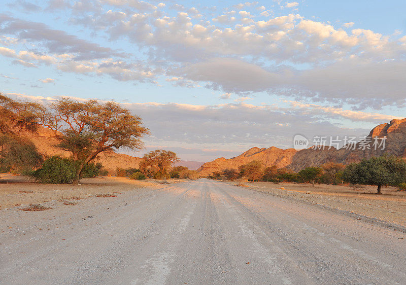 日落时分，纳米比亚，Sesfontein附近的风景