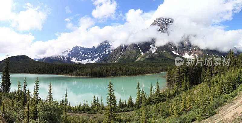 加拿大班夫国家公园的水鸟湖和切夫伦山。