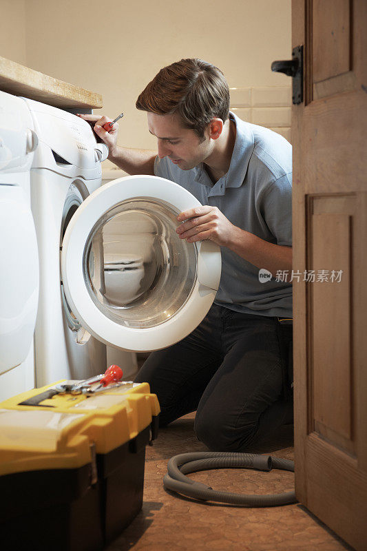 修理员修理家用洗衣机的工程师或修理工
