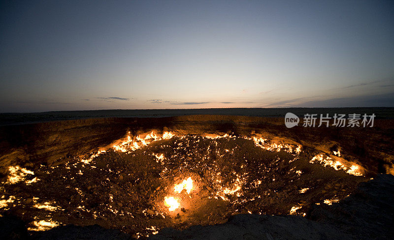 土库曼斯坦，黎明时分的达尔瓦扎火山口