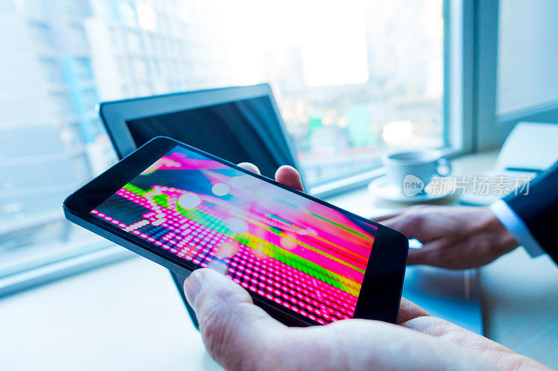 智能手机与股票市场图表