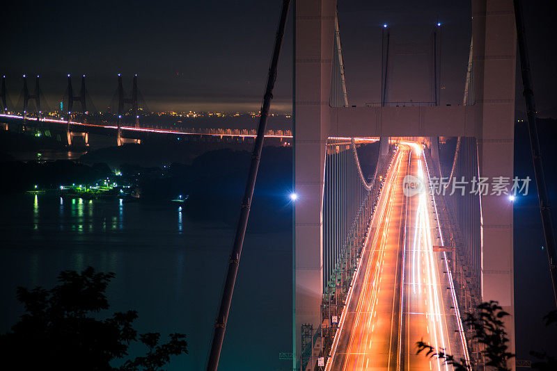 夜间桥上的交通