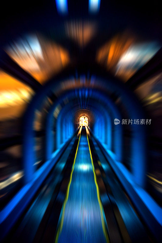 夜间照明的自动扶梯隧道