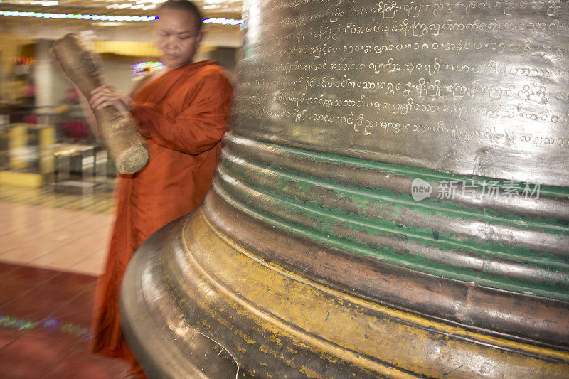 佛教徒在缅甸敲仰光钟