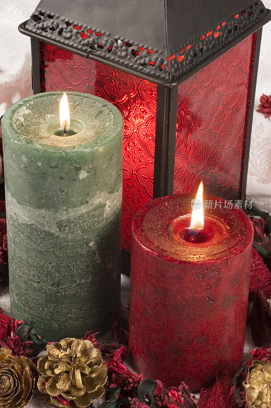 圣诞节的蜡烛和灯笼装饰