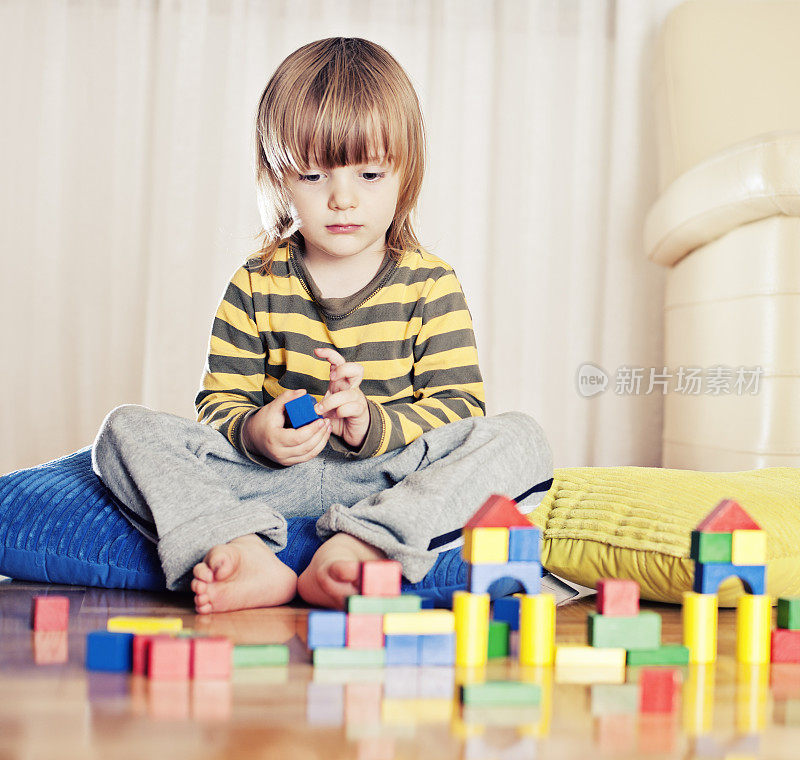 小男孩在玩积木玩具