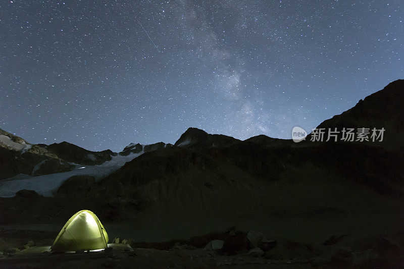 在星星点点的夜空下睡在帐篷里