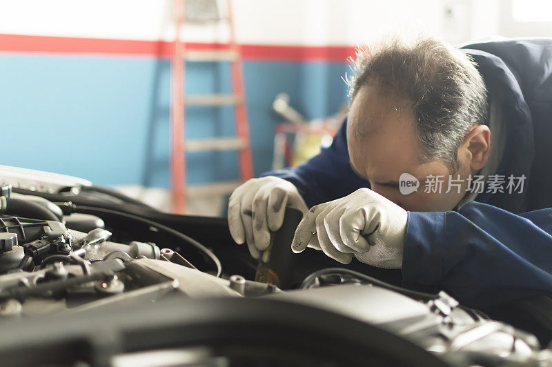 汽车机械师检查和检查柴油发动机汽车