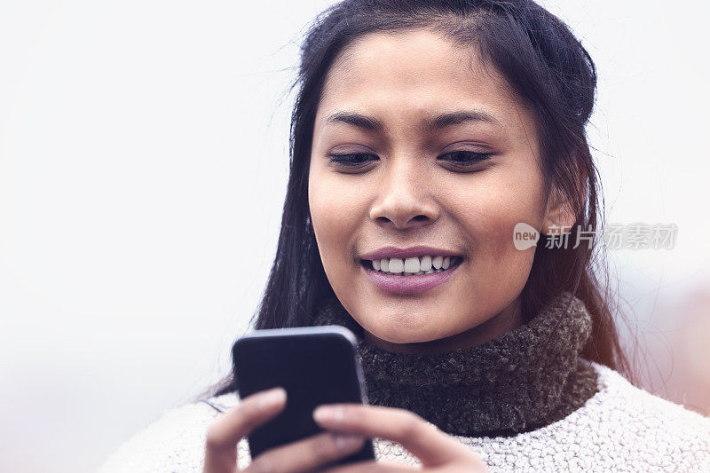 瑞典赫尔辛堡，使用智能手机的快乐女人