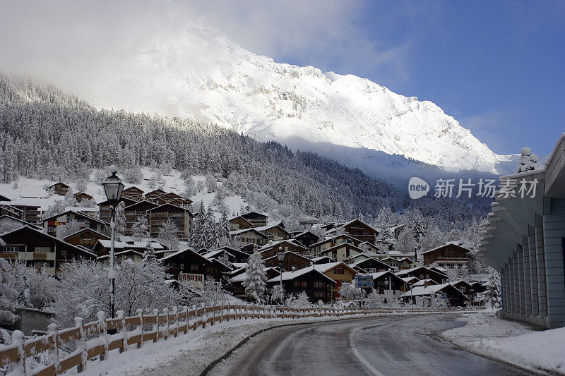 有雪和蓝天的山村