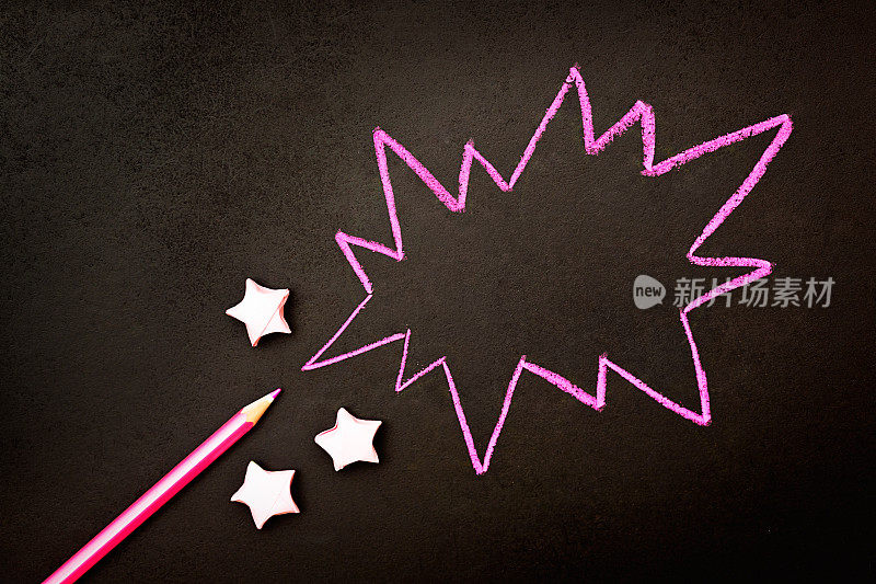 粉色卡通风格的演讲泡泡在黑色的折纸星星上