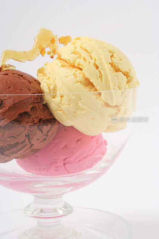 三种口味的冰淇淋加焦糖