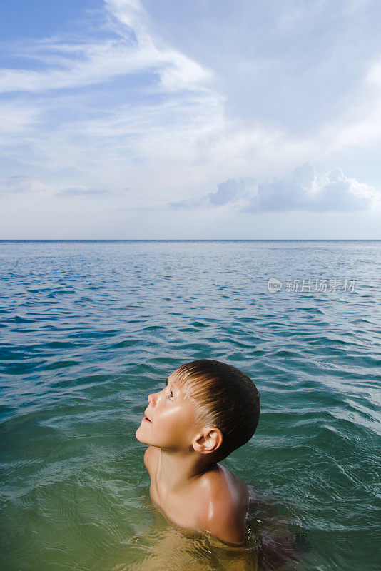 海中的男孩