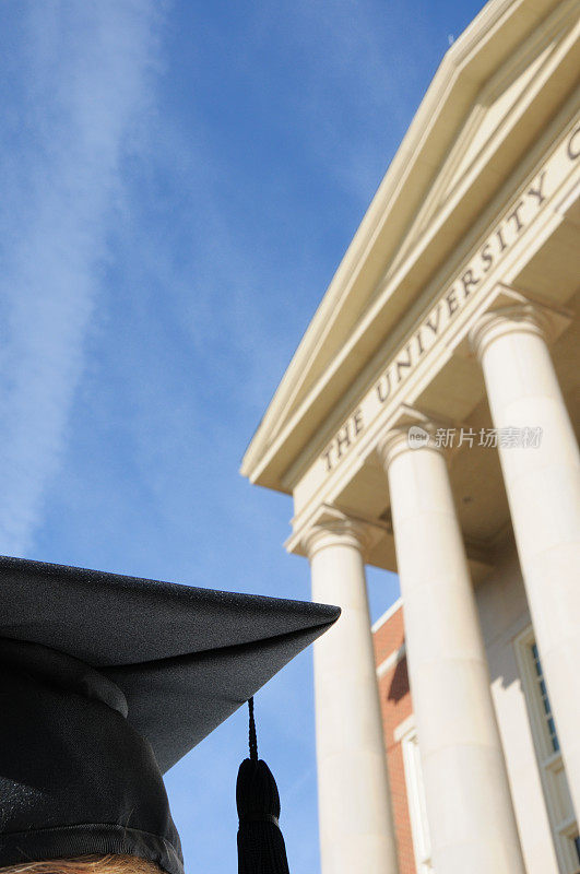 在大学里戴着帽子和流苏的不认识的人