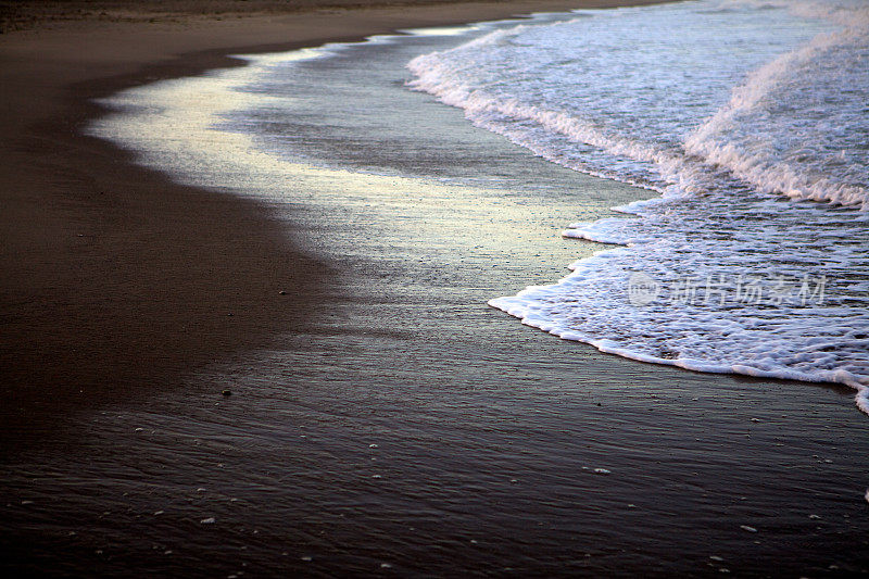 海浪在空旷的海滩上