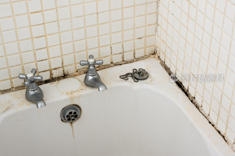 浴室水龙头附近的灌浆和瓷砖上有灰尘和霉菌