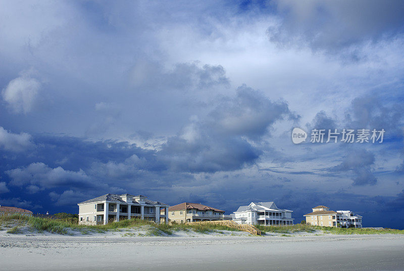 海滩小屋上空的雷雨