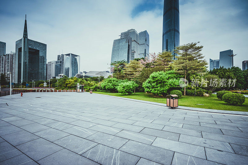 现代城市里空荡荡的现代广场和摩天大楼