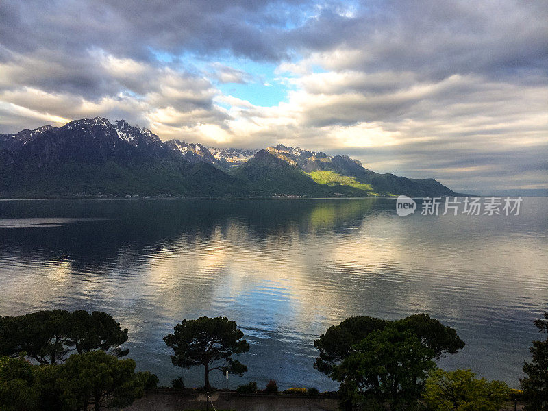 日内瓦湖和阿尔卑斯山，蒙特勒，瑞士