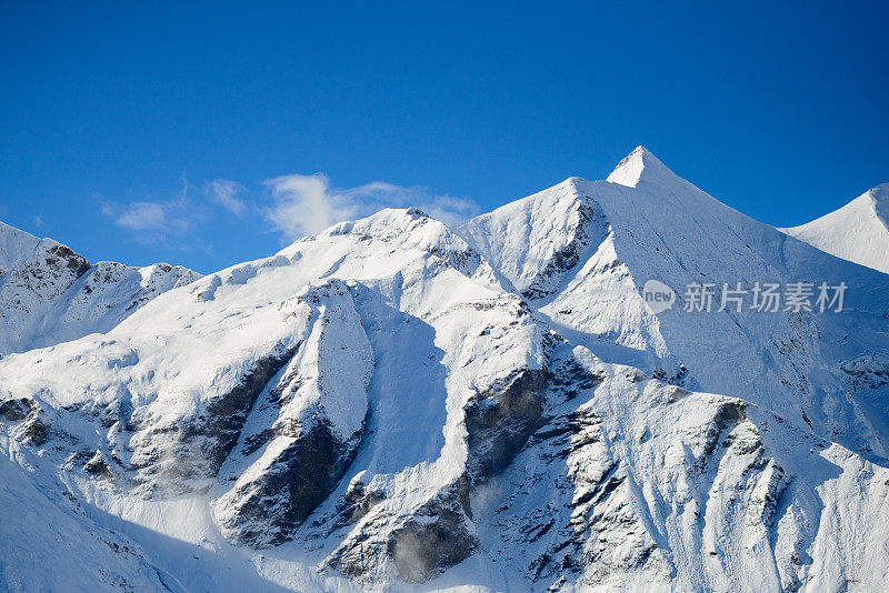 雪山在太阳日