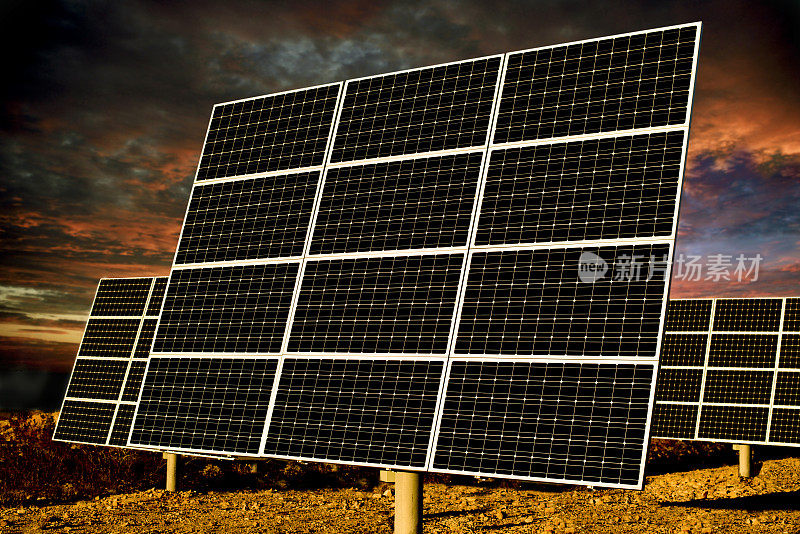 亚利桑那州沙漠中的太阳能电池板