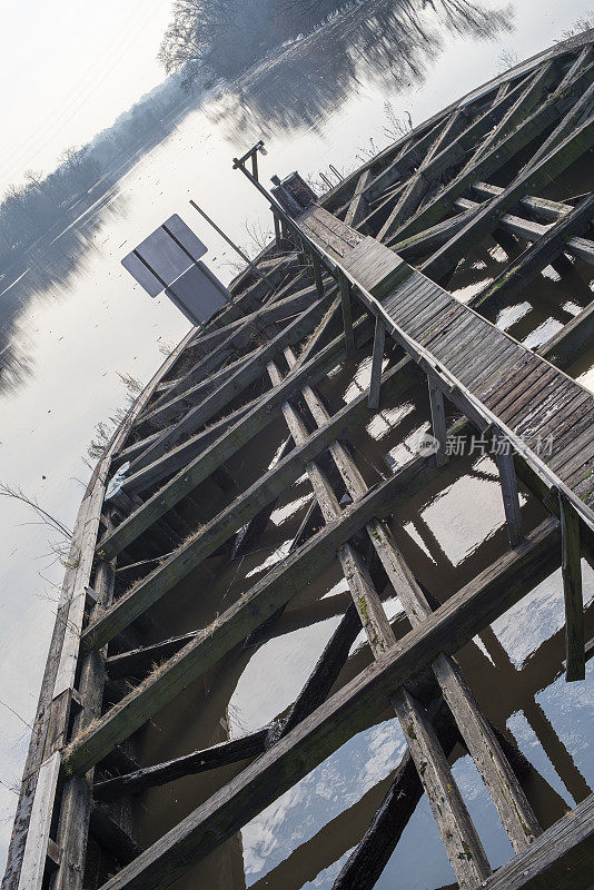 新泽西州河边被毁的旧桥