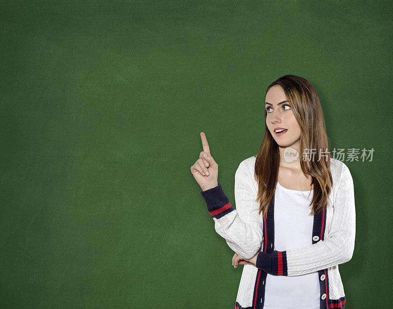 微笑的学生在greenboard