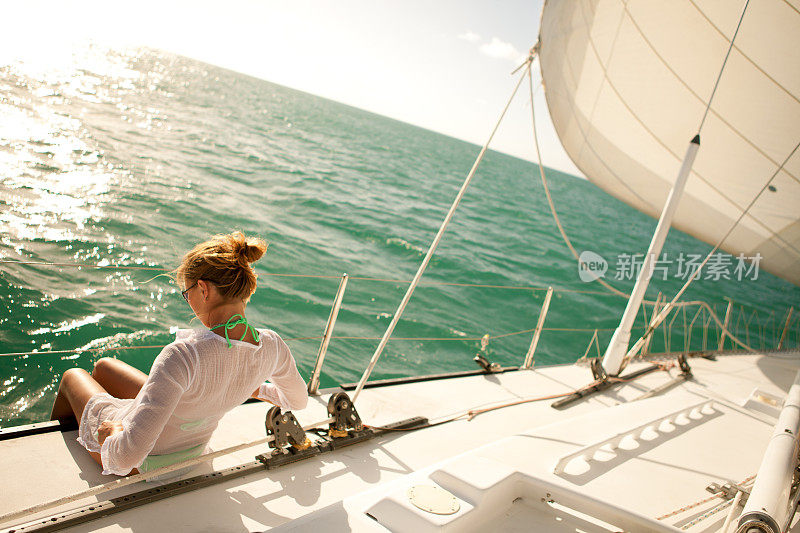 喜欢乘坐豪华帆船在加勒比海航行的女人