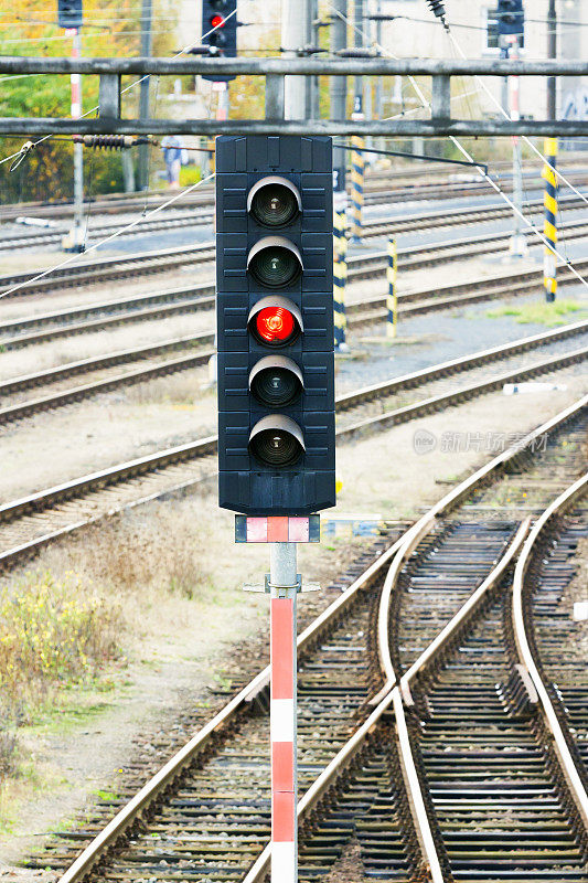 亮红灯的铁路信号和后面的铁路轨道