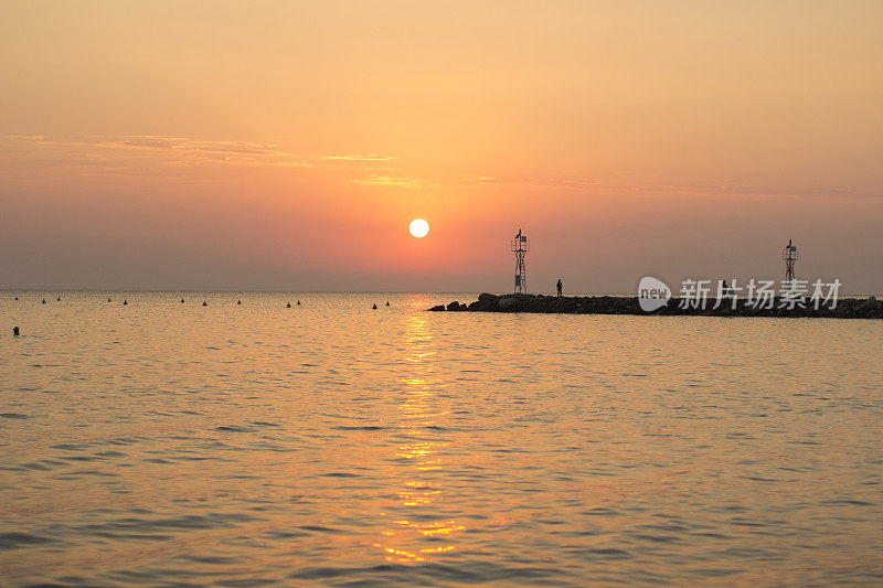 在海上日落