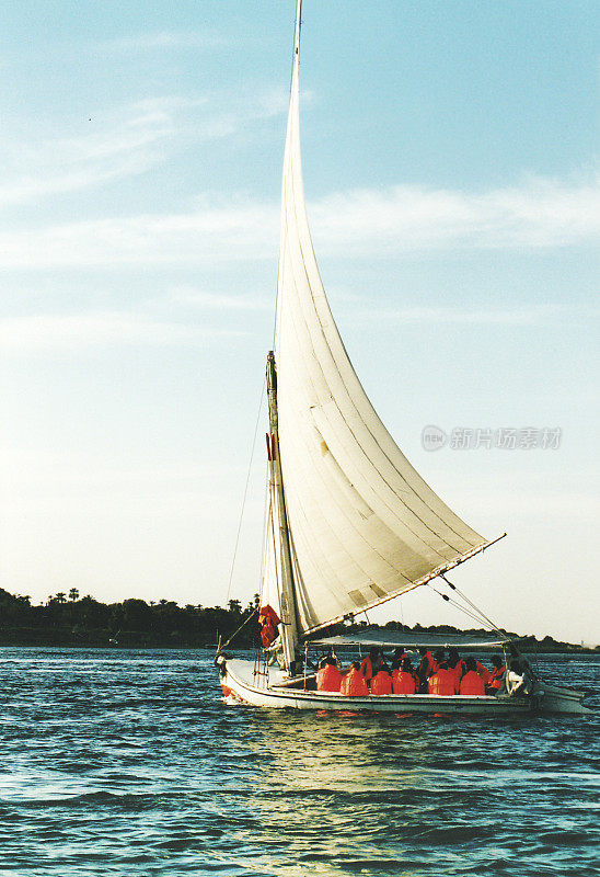 埃及阿斯旺附近尼罗河上的一艘小帆船