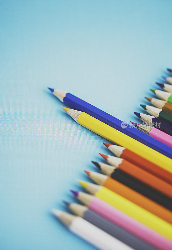 摆放色彩鲜艳的铅笔;注意黄色和蓝色