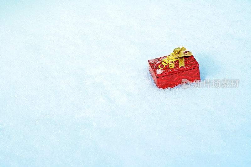 圣诞礼物在雪中